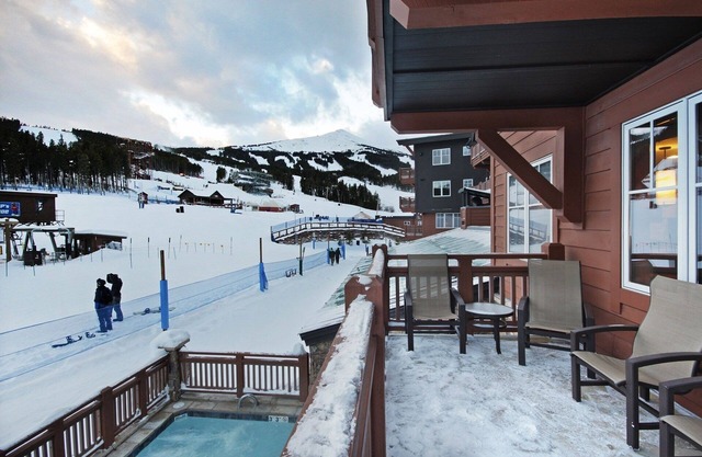 Spacious 4 Bedroom Steps From Winter Activities Condo by RedAwning