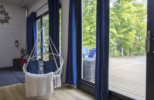 Spacious 4 Bedroom- Steps to Beach