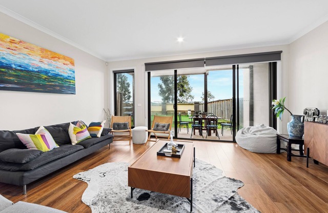 Spacious 4-bedroom townhome with WiFi and AC in wonderful Point Cook