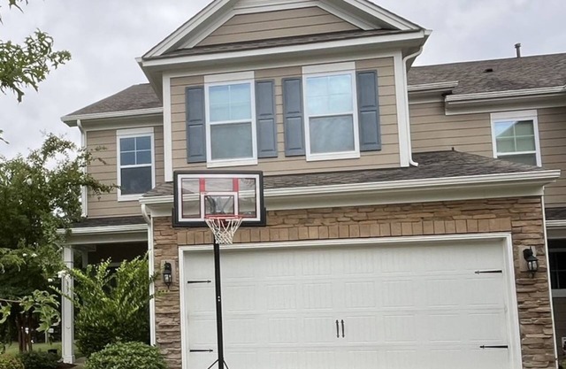 Spacious 4-bedroom townhome with WiFi, AC in terrific Fort Mill