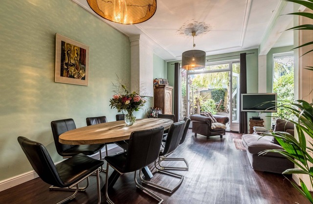 Spacious 4 bedroom Townhouse with garden - 12 MIN. TO CITY CENTRE