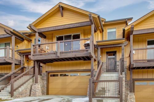 Spacious 4-bedroom Townhome New Black Rock