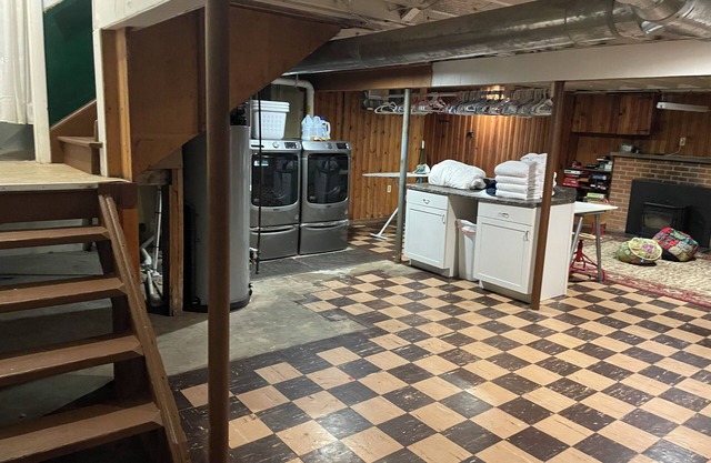 Spacious 4-bedroom house in fabulous Beavercreek with WiFi, AC