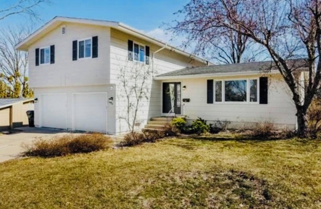 Spacious 4-bedroom House with AC and WiFi in Charming Cedar Rapids