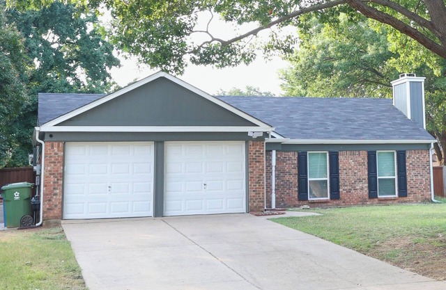 Spacious 4-bedroom house in charming Flower Mound with large backyard