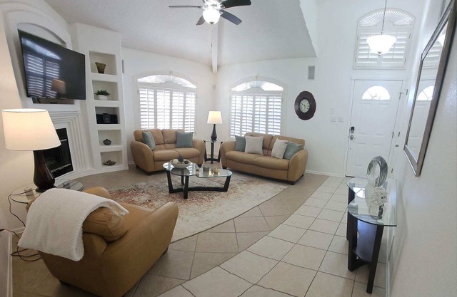 Spacious 4-bedroom house with WiFi, AC in serene Horizon City