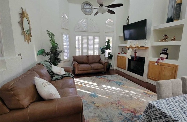 Spacious 4-bedroom house with Pool, AC and Free Wifi-perfect for families.