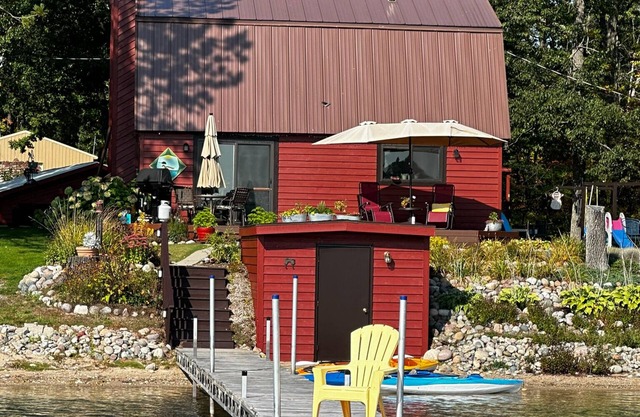Spacious 4-bedroom lakefront home on Big Bear Lake in Johannesburg with WiFi, AC