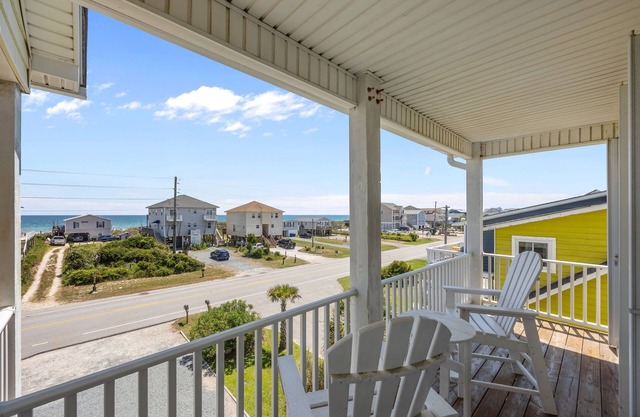 Spacious 4 Bedroom w/ Ocean Views, Dock & Kayak Launch. 2 Min Walk 2 Beach