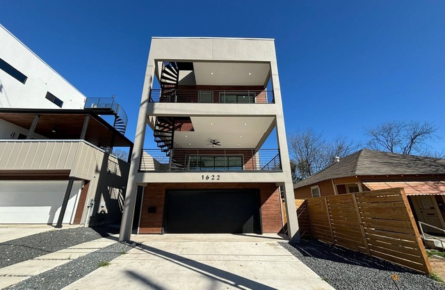 Spacious 4-bedroom house with WiFi, AC in charming San Antonio