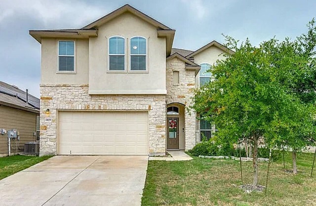 Spacious 4-bedroom house with WiFi and AC in charming San Antonio LAF graduation