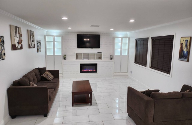 Spacious 4-bedroom House with Pool Table Nice Neighborhood in Victorville
