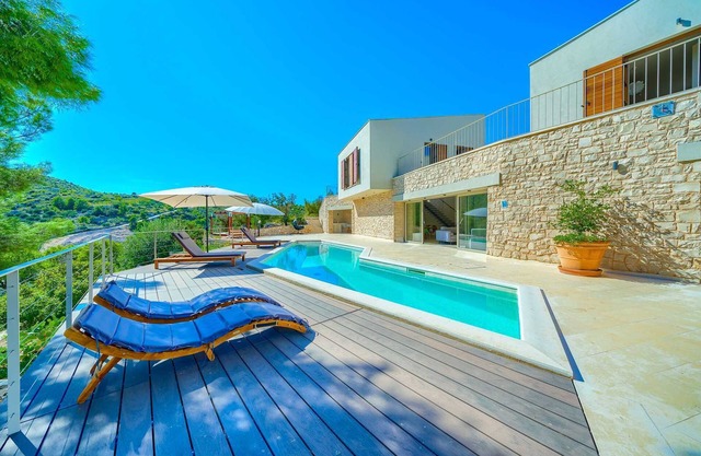Spacious 4-Bedroom Villa for 8, with pool and sea views