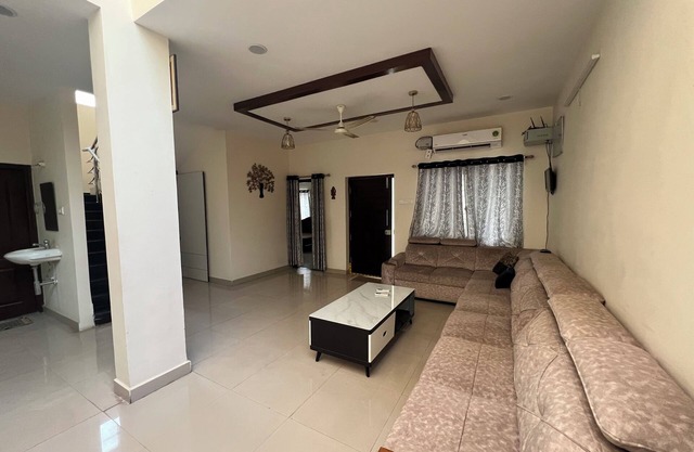 Spacious 4-bedroom villa with WiFi and AC in wonderful Hyderabad