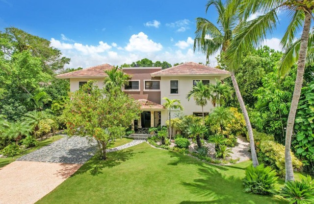 Spacious 4 Bedroom Villa with Pool, Touring Cart & Maid