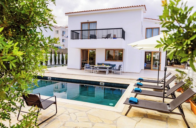 Spacious 4-bedroom villa with AC, WiFi in fabulous Peyia