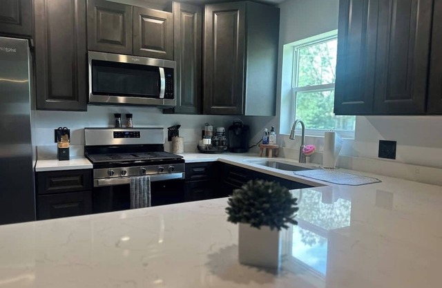 Spacious 4-bedroom walking distance to downtown Ottawa with WiFi, AC, King Beds