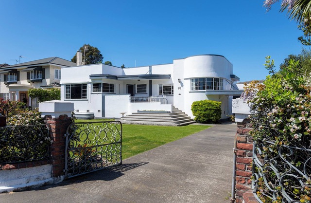 Spacious 4 Bedroomed Art Deco Charm - Inner City on the River.