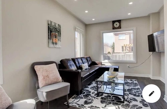 Spacious 4 beds modern house available in Mississauga for short term rentals.