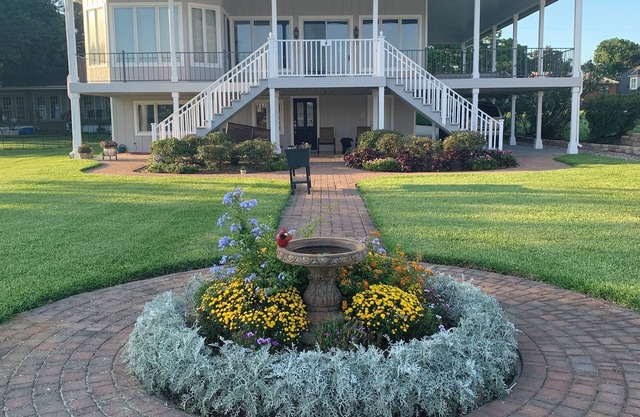 Spacious 4-BR, 3-bath, Lake Conroe waterfront home, Tri toon rental available.