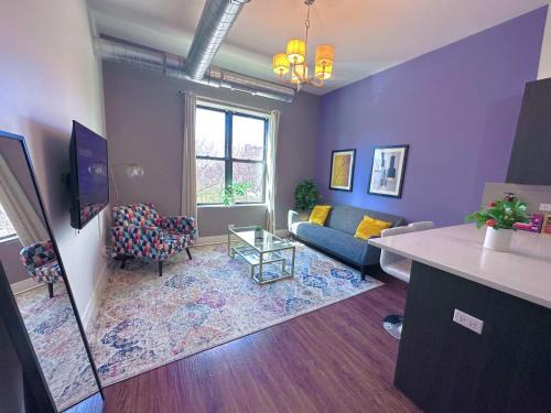 Spacious 420- Friendly 3BR Chicago Apartment with Optional Parking Near McCormick Place, Soldier Field & UIC Campus