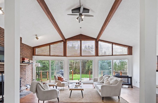 Spacious 4BR Cottage w DOME! Hot Tub, Sauna, Wifi!