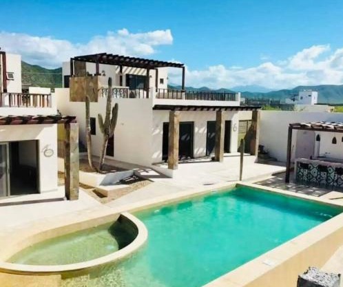 Spacious 4B Retreat, Walk to Beach, Rooftop Views