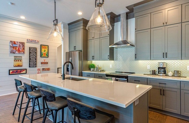 Spacious 4bd minutes from Broadway - Sleeps 12!