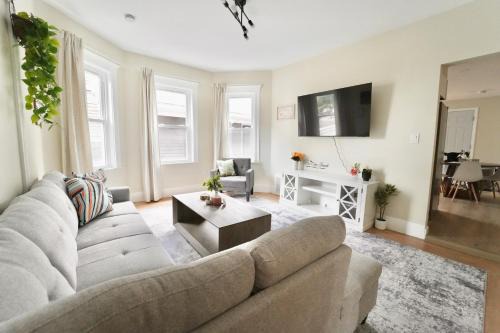 Spacious 4BDR 2BA Retreat near T-Station- 5 Mins to Boston