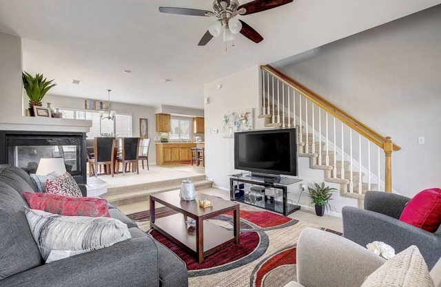 Spacious 4BDR Entire Home Sleeps10 near Denver DIA Airport~Aurora Gaylord Resort