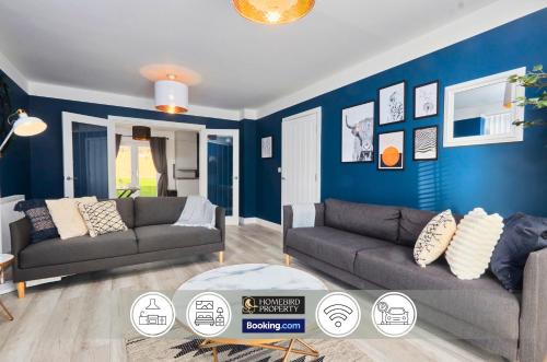 Spacious 4BDR House By Homebird Property Management Short Lets & Serviced Accommodation Leeds With Private Parking & Garden