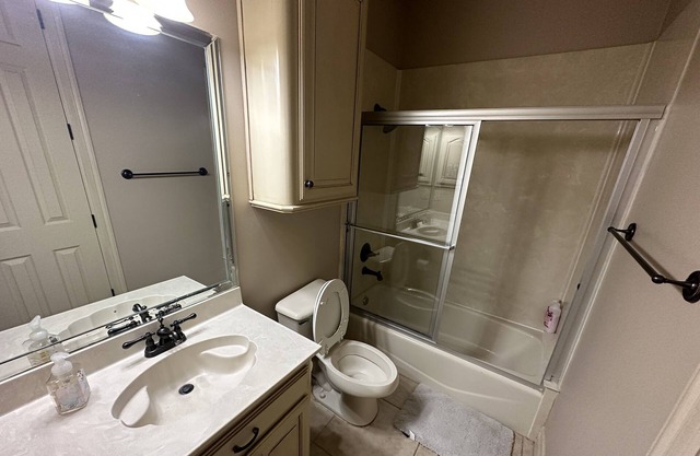 Spacious 4BR/5RR Vacation Home w/ Private Pool