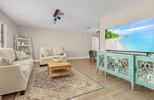 Spacious 4BR Bungalow in Sarasota w/ POOL
