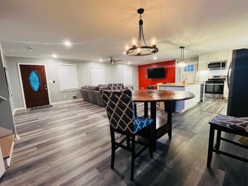 Spacious 4BR by Airport & Shops!