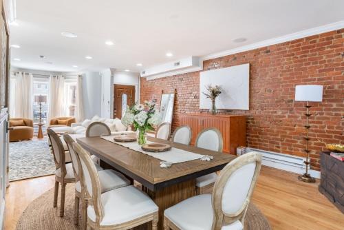 Spacious 4BR DC Townhouse with Jet tub & Parking