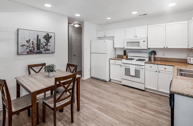 ★Spacious 4BR Family Getaway | 3mi to Carowinds★