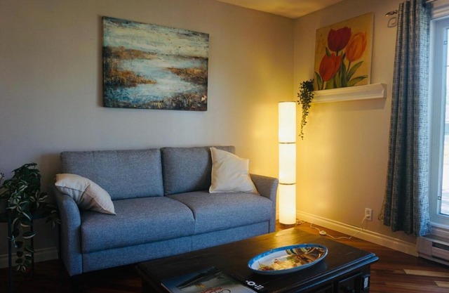 Spacious 4BR Family Home - Wine Fridge, Patio, Parking