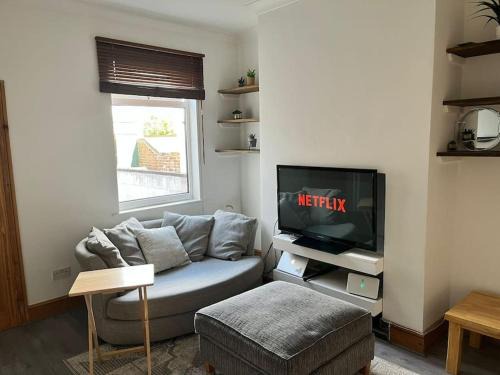 Spacious 4BR Home, Garden, Smart TV, WiFi, Heanor