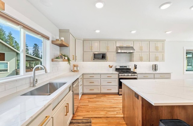 Spacious 4BR Home with Hot Tub Near Downtown Sandpoint and boat trailer parking