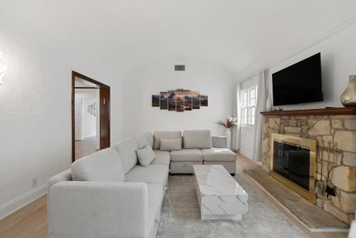 Spacious 4BR House with Large Yard and Parking Beverly Hills Adj