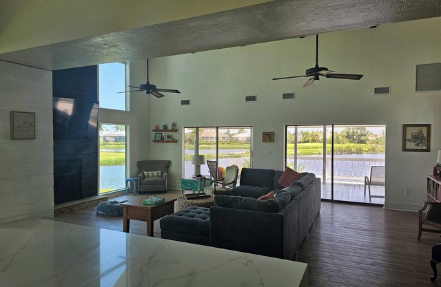 Spacious 4BR Lakeview Getaway, Gourmet Kitchen + Family-Friendly Fun