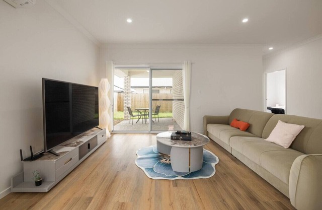 Spacious 4BR Modern Home by Parks & Forest