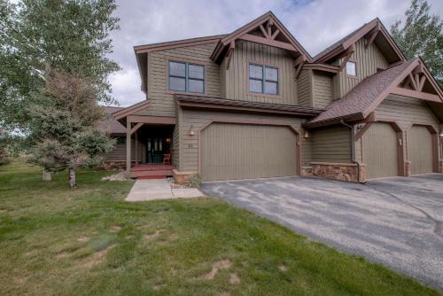 Spacious 4BR Near Trails with Shuttle to Slopes