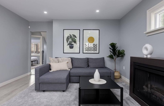 Spacious 4BR Retreat near YVR and DT