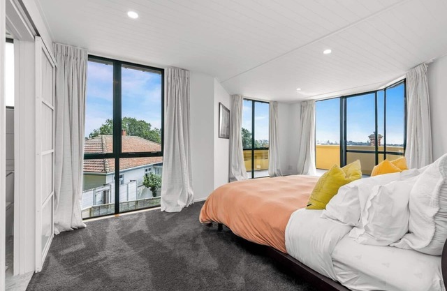 Spacious 4BR Villa in Devonport