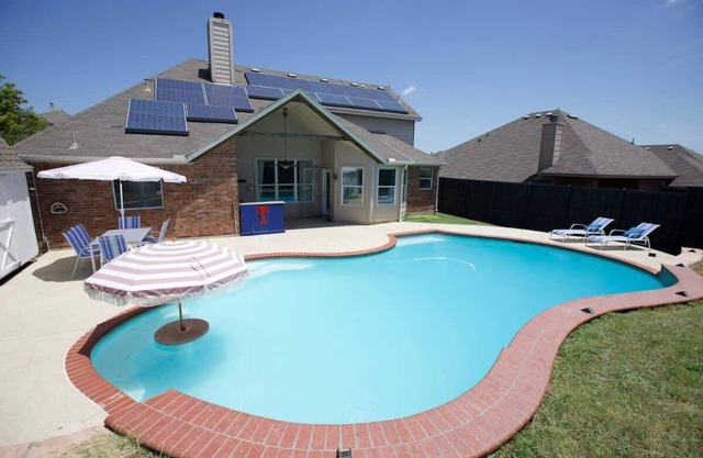 Charming 4-bedroom house in Royse City with salt water pool, sleep 10