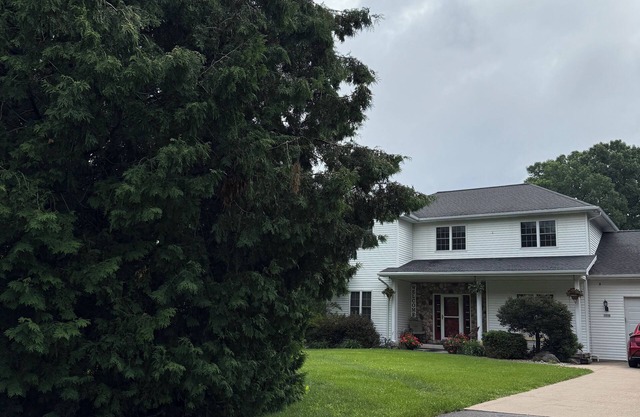 Spacious 5-bdrm house with WiFi, fitness room in amazing Oshkosh great for EAA!