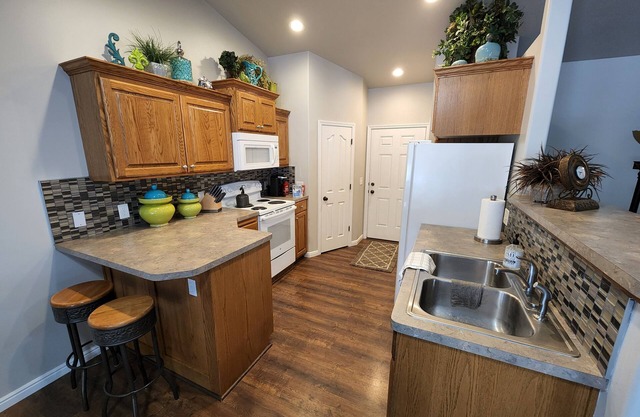 SPACIOUS 5 Bed/3Bath Townhome
