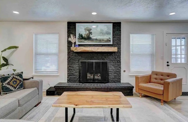 Spacious 5-Bed by OU Campus – Modern, Fully Renovated, Game Day Ready!