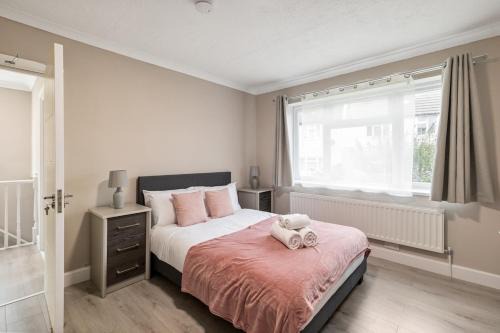 Spacious 5 Bed house Waltham Abbey With Garden